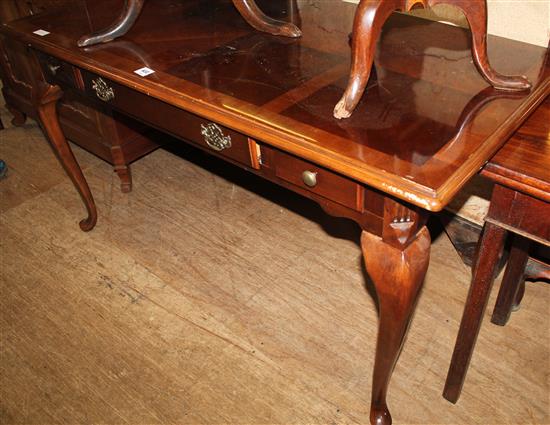 Circular oak snap top tea table on tripod(-)